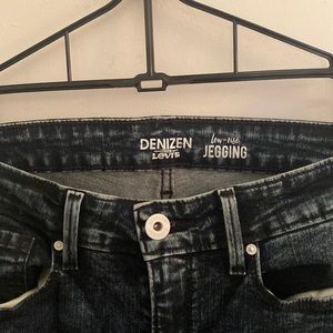 Acid wash blue Levi’s low-rise jeggings